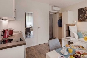 Fürstenfeldbruck Apartment Basic - Wohnraum mit Küchenzeile und Bad